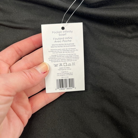 BEYOND YOGA NWT Black Pocket Infinity Soft Scarf - Picture 3 of 8